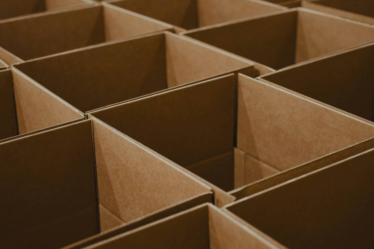 Infographic showing cross-section of B and Q double-walled cardboard with weight capacity label